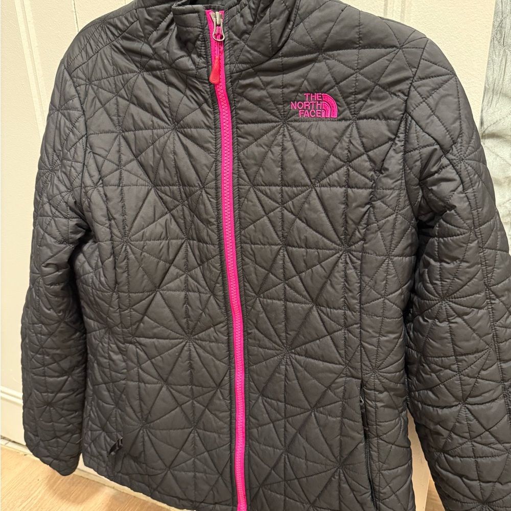 The North Face Kids Quilted Jacket in Black with Pink Zipper